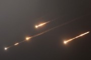 瑞安伊朗以导弹齐射回应以色列的大规模袭击