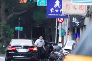 瑞安台当局这个单位的公车，给了狗了