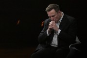 瑞安特斯拉股价收涨超3%：特朗普无意沟通，马斯克父亲劝儿子低头